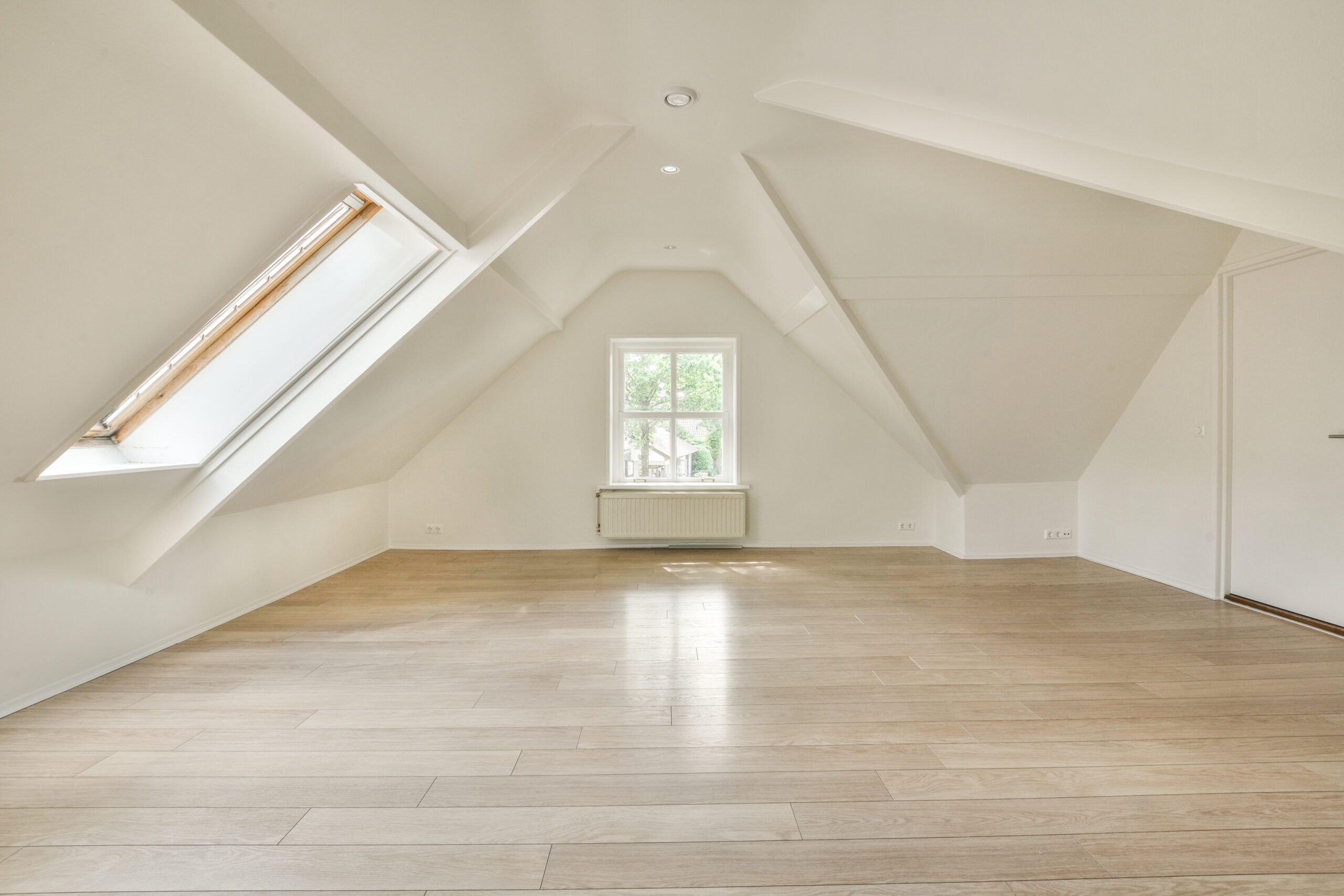 Loft con pavimento in legno e pareti bianche