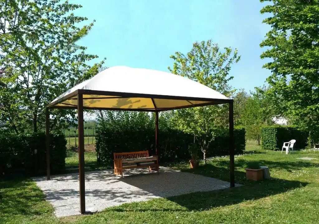 Una tenda bianca in giardino