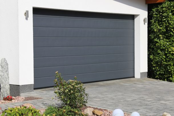 Porta del garage grigia con finiture in metallo, chiusa.