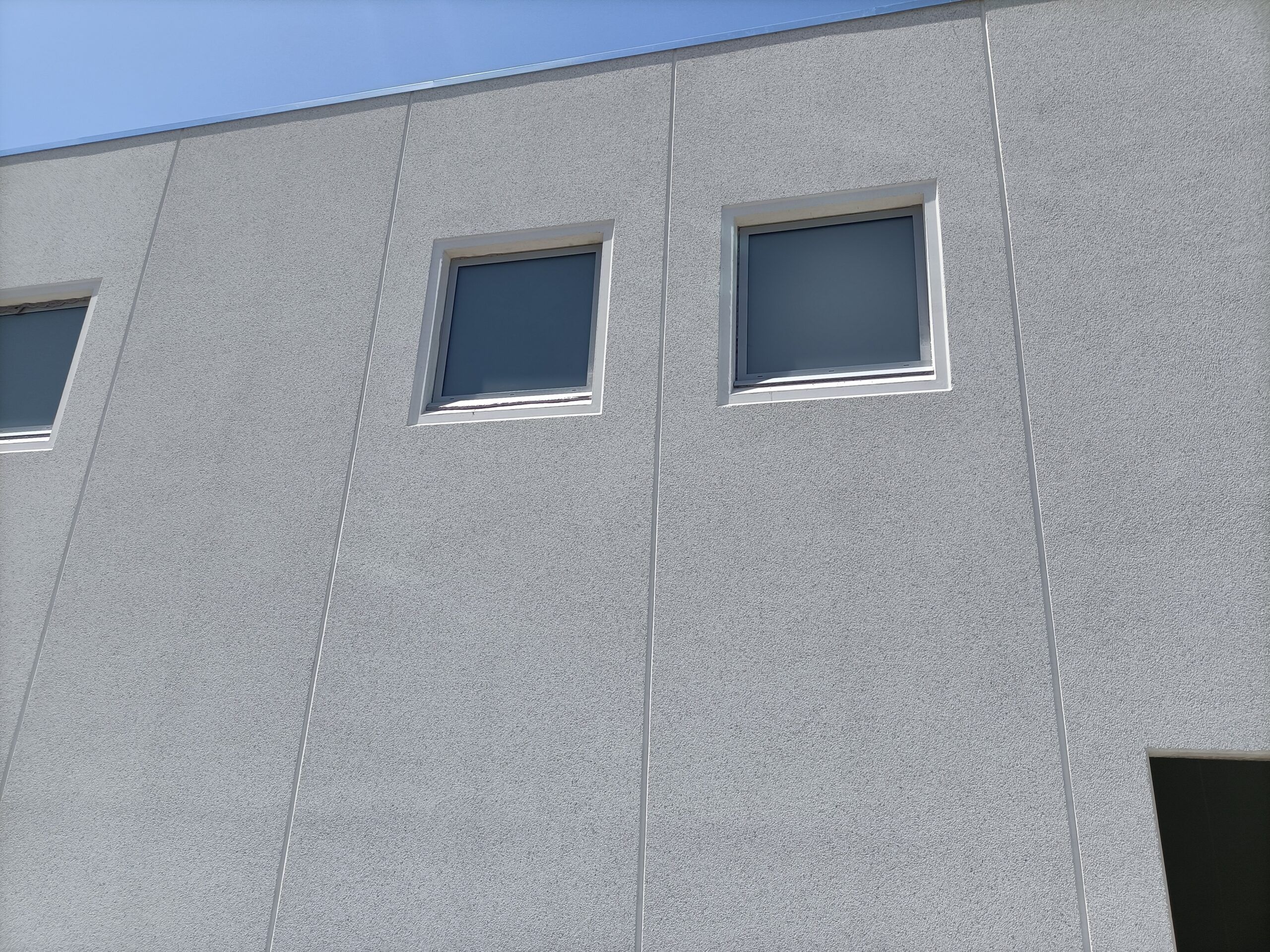 Un edificio con finestre